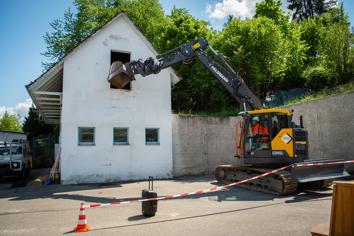 Mit schwerem Gerät ging es beim symbolischen Spatenstich tatsächlich zur Sache. Impressionen mit verschiedenen Menschen beim Spatenstich zum Fernwärmeprojekt Energieverbund Rüti.